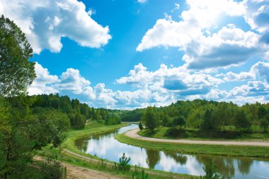 Nehir ve bulutlarla dolu yaz manzarası