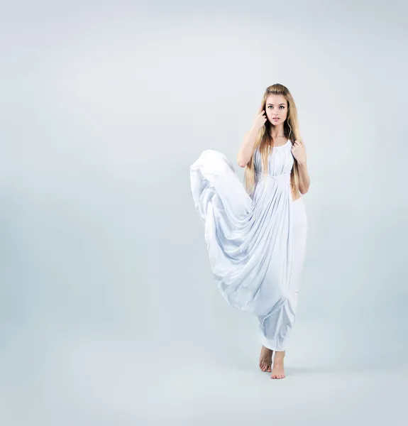 Mulher loira em acenando vestido branco — Fotografia de Stock