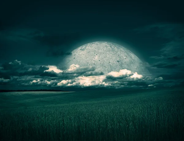 Krajobraz fantasy z pola, księżyc i chmury — Zdjęcie stockowe