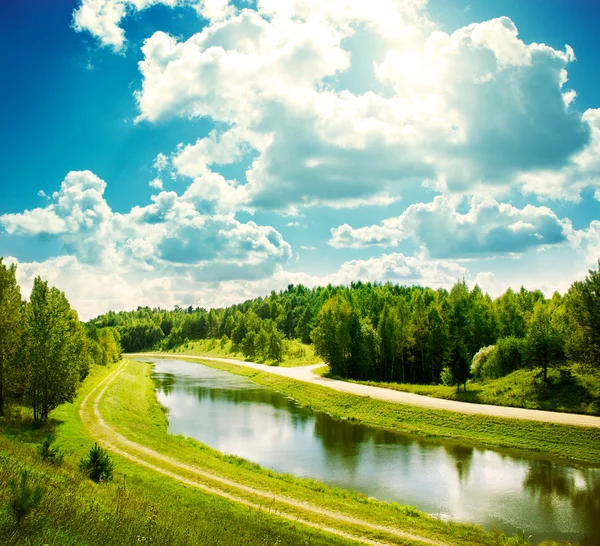 Paesaggio estivo con fiume e nuvole — Foto Stock