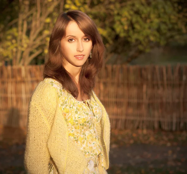 Retrato de Mulher no Outono Natureza Fundo — Fotografia de Stock