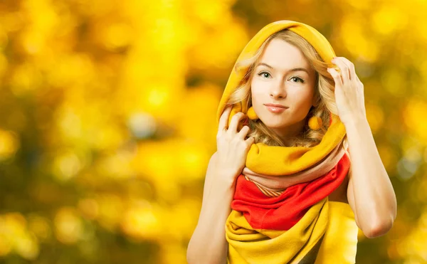 Donna bionda in cappuccio giallo su sfondo autunno — Foto Stock