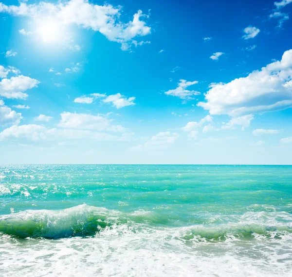 Όμορφο κυματίζει θάλασσα και μπλε ουρανό — Φωτογραφία Αρχείου