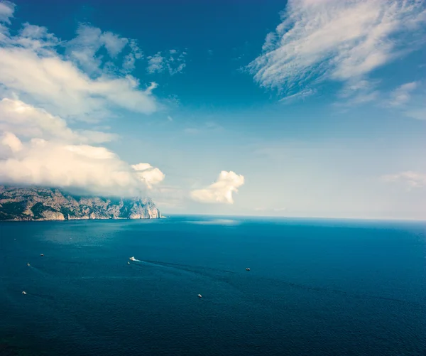 Морской пейзаж с Рокки Шором. Копировальное пространство . — стоковое фото
