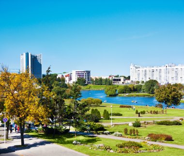 Minsk şehir merkezindeki svisloch Nehri manzaralı
