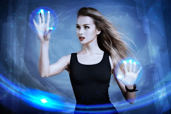 Kvinna med hjälp av virtuella skärm — Stockfoto