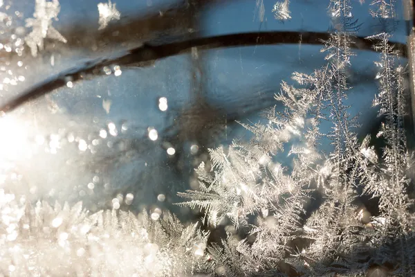 Texturas geladas abstratas na janela no inverno — Fotografia de Stock