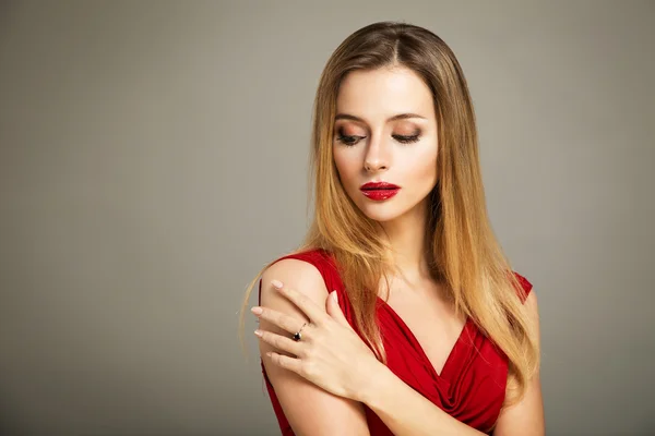 Beauté portrait de femme en rouge sur fond gris — Photo