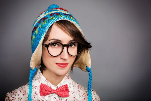 Porträt eines Hipster-Mädchens mit lustigem Winterhut — Stockfoto