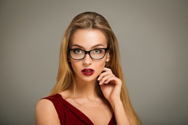 seksi kadın kırmızı elbise ve gözlük
