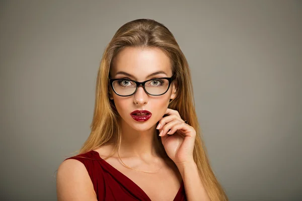 Femme sexy en robe rouge et lunettes — Photo