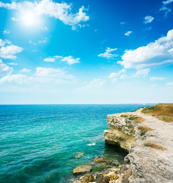 Paesaggio marino estivo con costa rocciosa — Foto Stock