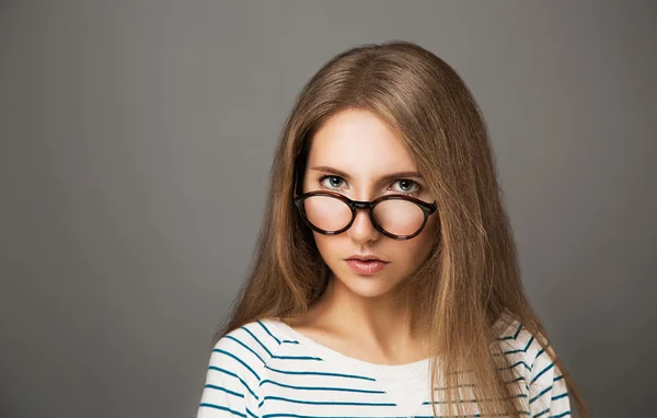 Porträtt av trendiga hipster tjejen i glasögon — Stockfoto