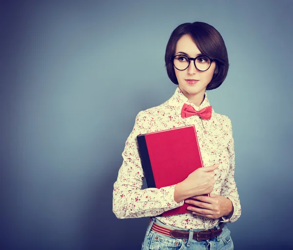 Porträtt av trendiga hipster tjej med en bok — Stockfoto