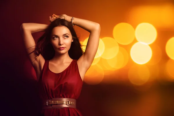 Mujer joven hermosa sobre luces brillantes de la noche —  Fotos de Stock