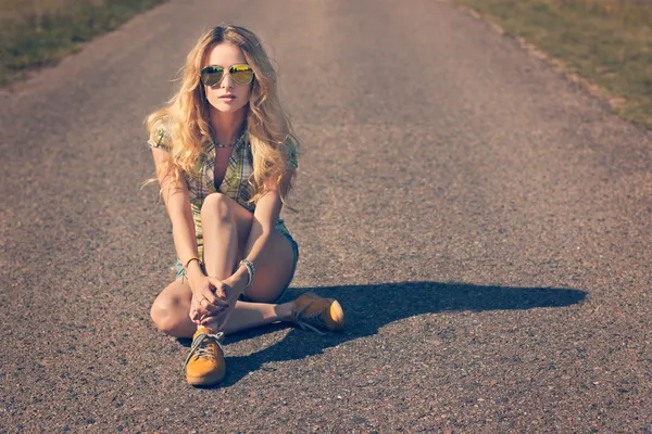 Menina Hipster na moda sentada na estrada — Fotografia de Stock