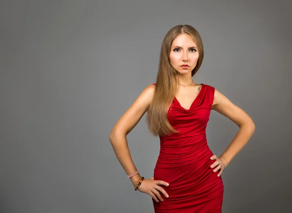 Retrato de beleza de mulher em vermelho em cinza Backgound — Fotografia de Stock