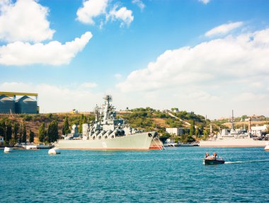 Sivastopol Körfezi'nde Rus Güdümlü Füze Kruvazörü Moskva, Kırım, Ukrayna. Rusya Karadeniz Filosu Amiral Gemisi.