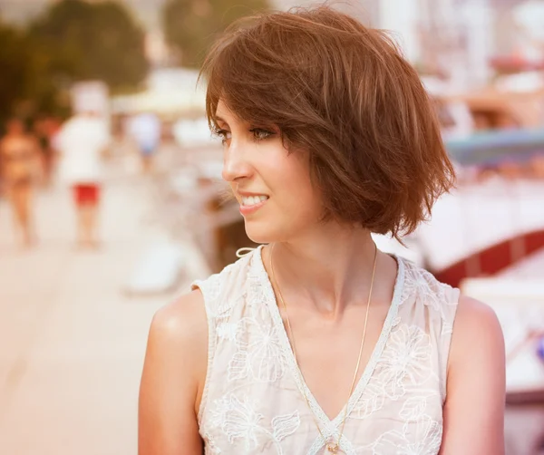 Photo tonique de la jeune femme avec Bob Coiffure — Photo