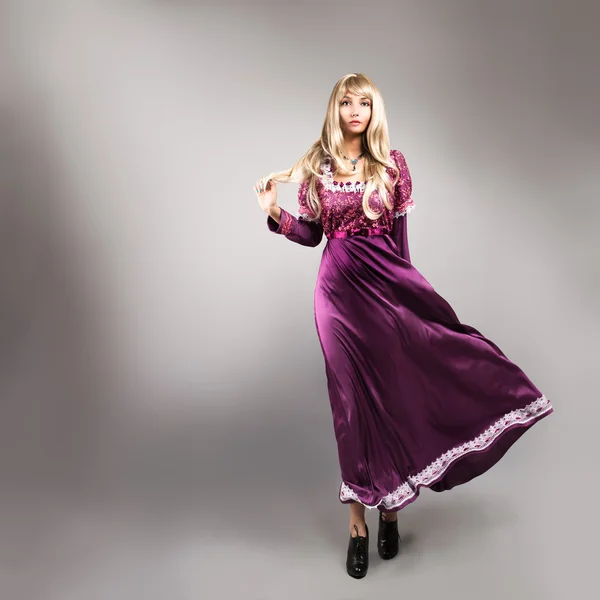 Mulher de acenando vestido roxo em cinza Backgound — Fotografia de Stock