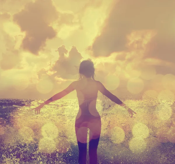 Güzel kadını dalgalar deniz arka görünüm — Stok fotoğraf