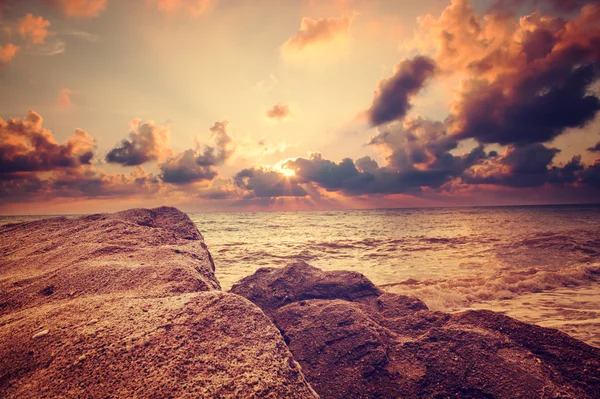 Havet och stranden i solnedgången. sommaren beach bakgrund. — Stockfoto