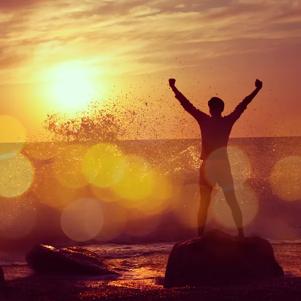 Mann und stürmische See bei Sonnenuntergang. Instagram gestylt. — Stockfoto