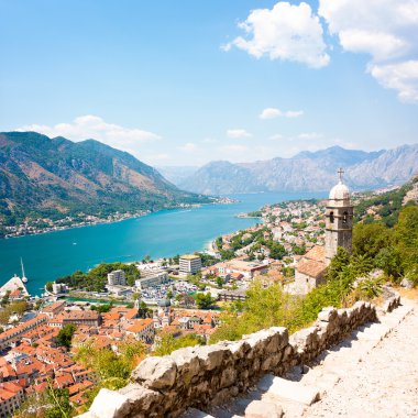 kotor kente gelen lovcen dağ manzarası