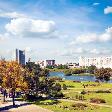 Minsk şehir merkezindeki svisloch Nehri manzaralı