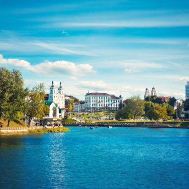 Minsk tarihi merkezi svisloch Nehri manzaralı