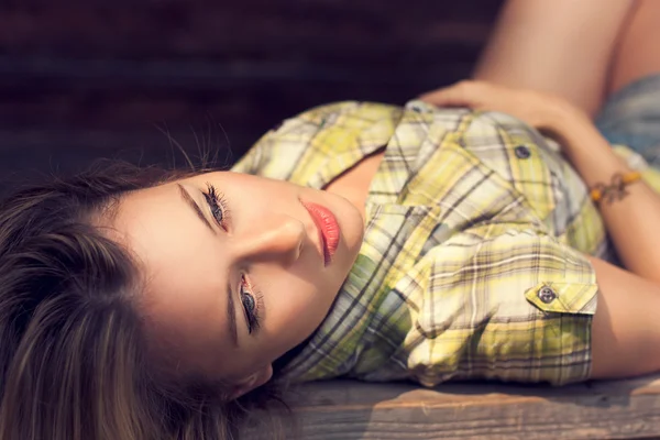 Retrato de mujer hermosa mentirosa — Foto de Stock