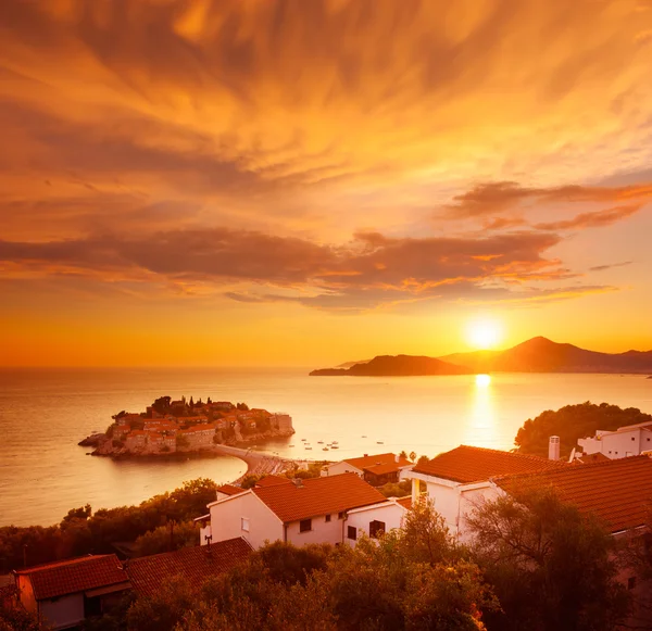 Isla Sveti Stefan en Montenegro en el Mar Adriático —  Fotos de Stock