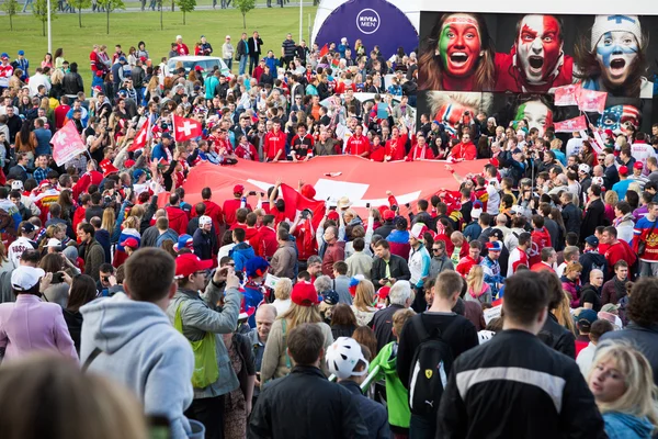 MINSK, BELARUS - 9 de maio - Fãs suíços e russos na frente da Arena de Minsk em 9 de maio de 2014 na Bielorrússia. Abertura do campeonato de hóquei no gelo . — Fotografia de Stock