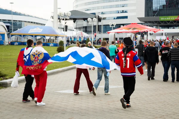 MINSK, BELARUS - 9 MAGGIO - Ventilatori russi davanti all'Arena di Minsk il 9 maggio 2014 in Bielorussia. Apertura Campionato di Hockey su ghiaccio . — Foto Stock