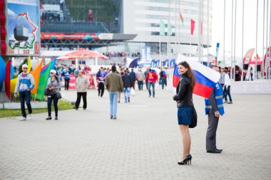 Minsk, Beyaz Rusya - Mayıs 9 - kadın Rus bayrağı önünde 9 Nisan 2014 Belarus minsk arena. buz hokeyi Şampiyonası açılış.