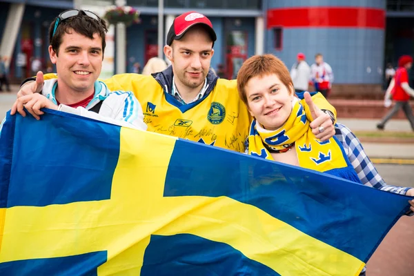 Minsk, Vitryssland - 11 maj - Sverige fans framför chizhovka arena den 11 maj, 2014 i Vitryssland. ishockey VM. — Stockfoto