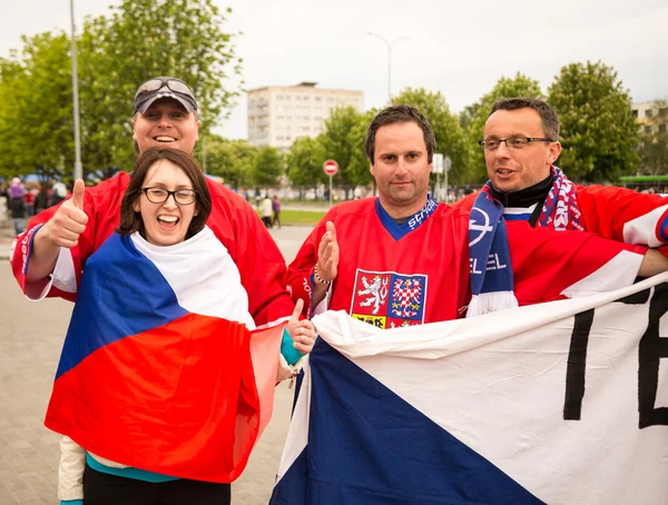 MINSK, BELARUS - 11 de mayo - Fans checos frente al Chizhovka Arena el 11 de mayo de 2014 en Bielorrusia. Campeonato de hockey sobre hielo . —  Fotos de Stock