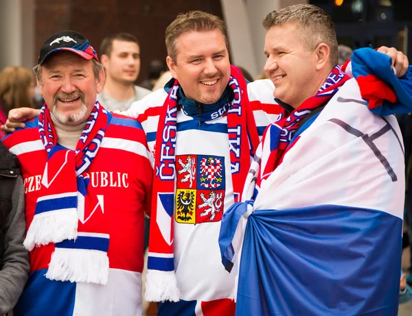 MINSK, BELARUS - 11 de mayo - Fans checos frente al Chizhovka Arena el 11 de mayo de 2014 en Bielorrusia. Campeonato de hockey sobre hielo . —  Fotos de Stock