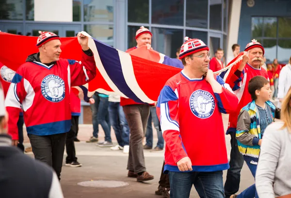 Minsk, Wit-Rusland - 11 mei - Noorwegen fans voor chizhovka arena op 11 mei 2014 in Wit-Rusland. IJshockey kampioenschap. — Stockfoto