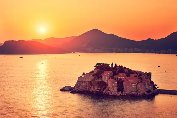 Isla Sveti Stefan en Montenegro en el Mar Adriático —  Fotos de Stock