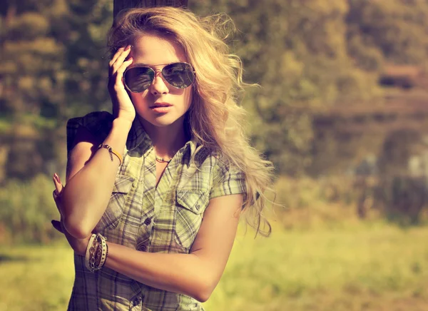 Hipster modny dziewczyna na tle lato natura — Zdjęcie stockowe