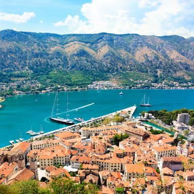 kotor kente gelen lovcen dağ manzarası