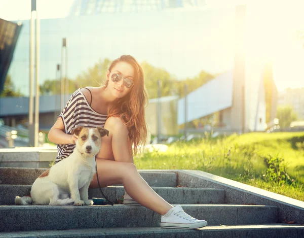 Trendy hipster ragazza con il suo cane in città — Foto Stock