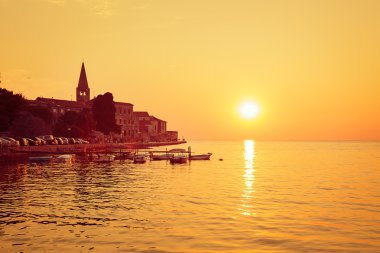 Gün batımında Porec görünümü. Hırvatistan ortaçağ şehir.