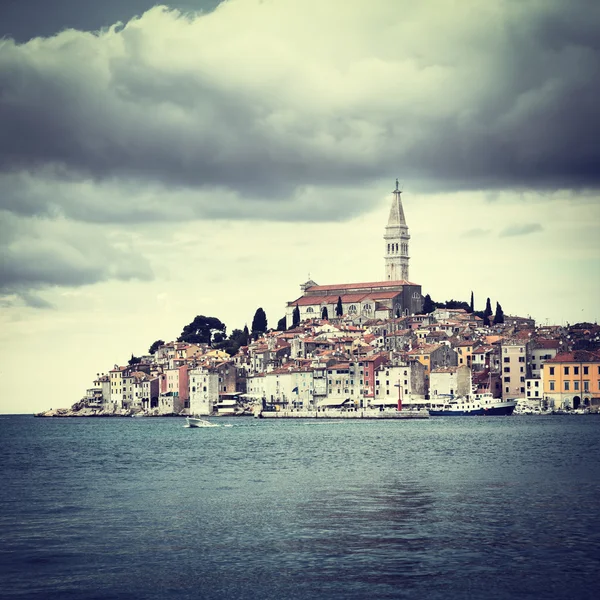 Blick auf die mittelalterliche Stadt Rovinj in Kroatien. — Stockfoto