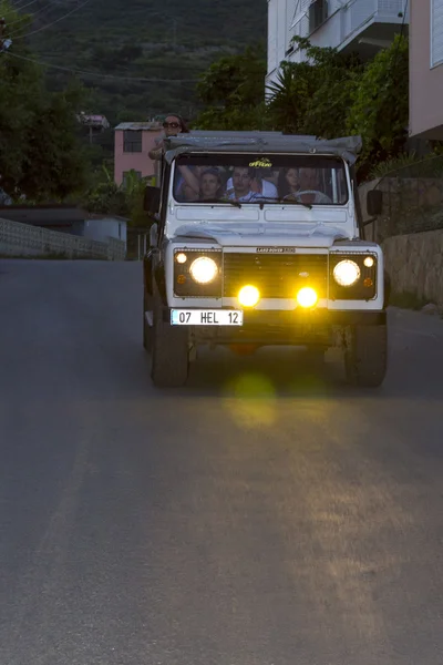 Jeep-safari - Carro de tração nas rodas com passeios de turistas na noite de Alanya — Fotografia de Stock