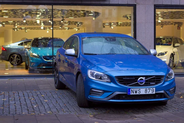 Volvo autó a parkolóban, a autoteller, Stockholmban — Stock Fotó