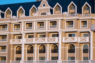 Eski kale manzarası. Pencereli bina cephesi