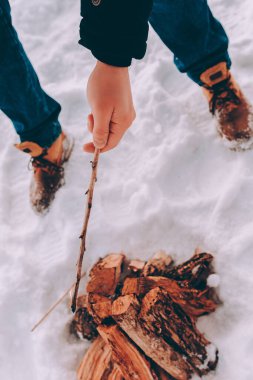 Adam şenlik ateşi yakar, kamp ateşi yakar. kış barbekü teması