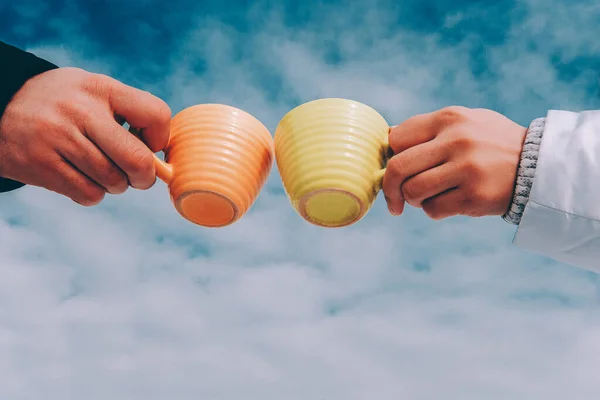 Due tazze di caffè nelle mani della coppia innamorata. tema invernale — Foto Stock